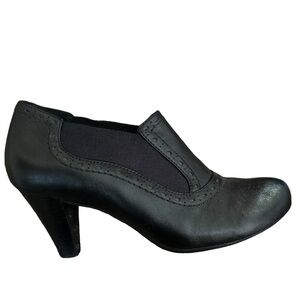 Indigo by Clarks Black Leather Heels Booties Elastic Side Panels Women’s Size 9